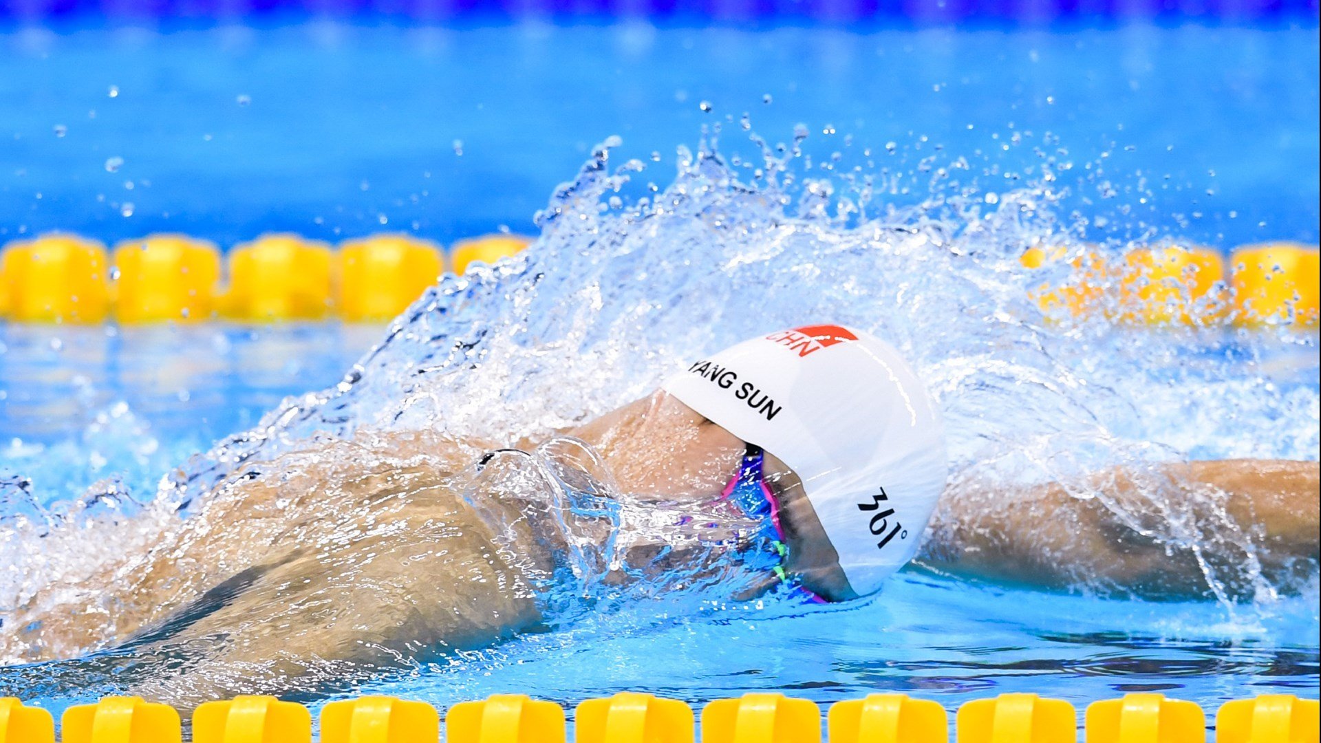 壯觀觀眾席，場外氛圍熱烈，賽事高潮迭起，形容观赛现场观众的词语